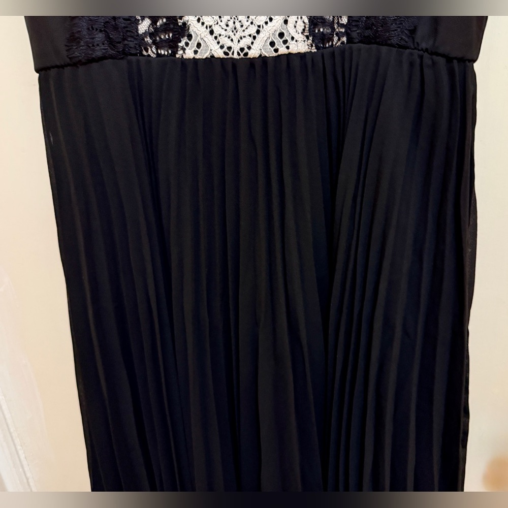 Lily Rose a Black & White Dress with Lace Detail & Accordion Skirt (VGUC) - Picture 4 of 9